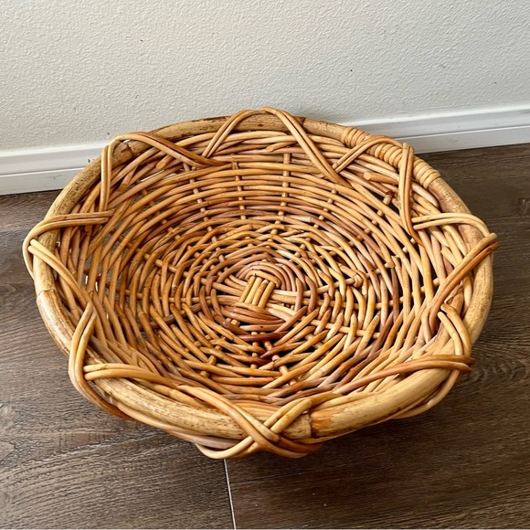 Vintage handwoven round wicker basket - Picture 4 of 9